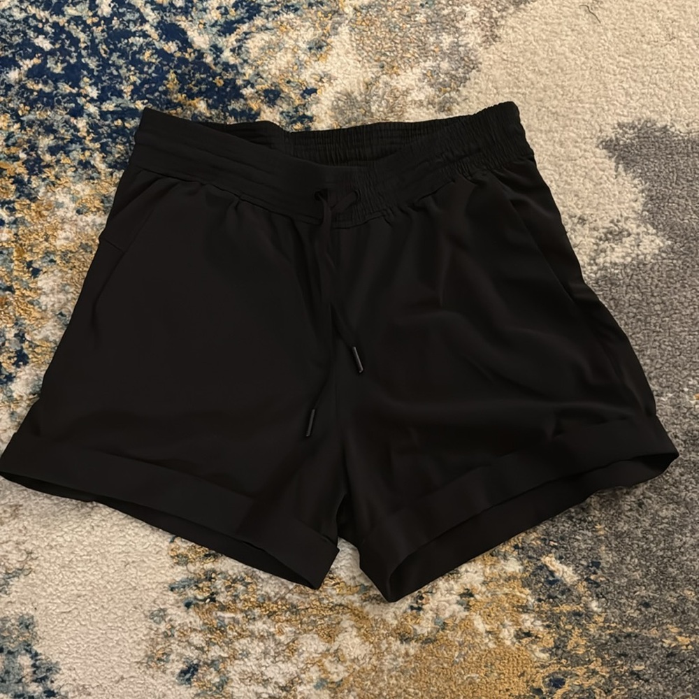 🍋 Lululemon Spring Break Away Shorts